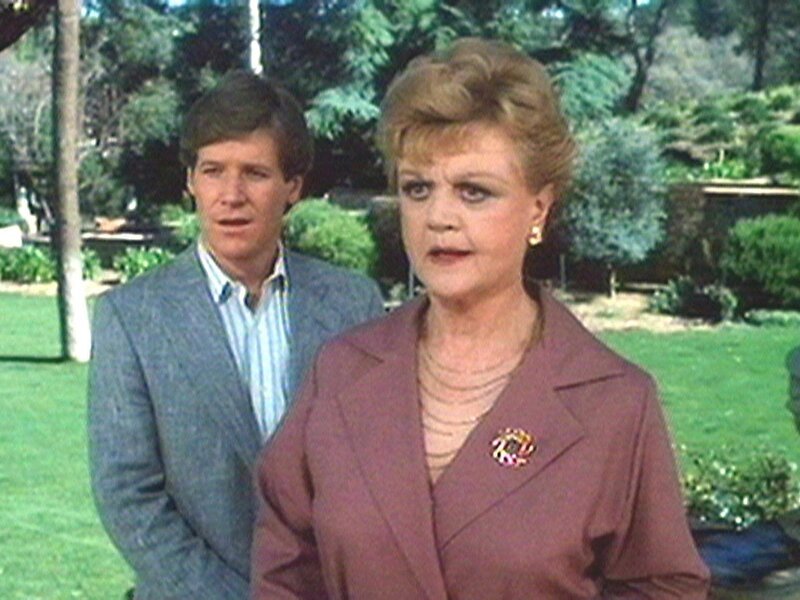 Jessica (Angela Lansbury) und ihr Neffe Grady (Michael Horton) besuchen Christopher Bundy. Tags darauf findet man ihn tot. – Bild: Warner TV Serie