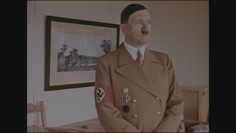 „Weltkriegsorden“: Adolf Hitler trug zur Parteiuniform das Eiserne Kreuz, das ihm im 1. Weltkrieg verliehen worden war. – Bild: ZDF und Eva Braun /​ The History Channel