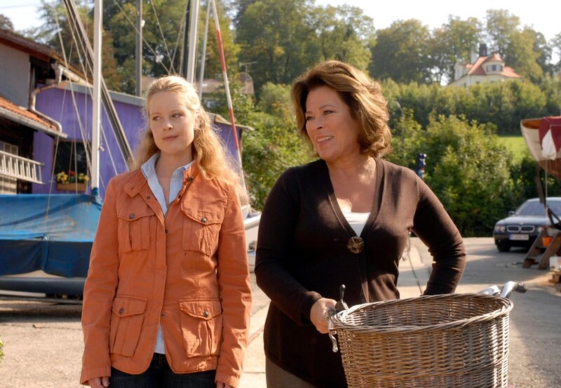 Franziska (Diana Amft) und ihre Mutter Lilo (Rita Russek) ahnen noch nicht, dass ihr Vater ein dunkles Geheimnis hatte. – Bild: Rolf von der Heydt