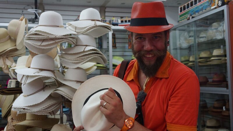 Zauberer Kalibo findet in einem Geschäft in Panama City einen orangefarbenen Panamahut, also in seiner Lieblingsfarbe – Bild: BR/​Deborah Stöckle
