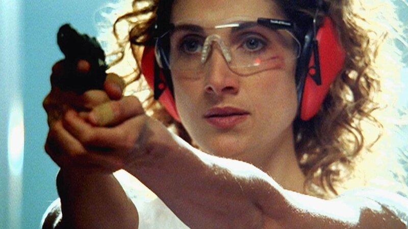 Im Labor testet Stella (Melina Kanakaredes), aus welcher Entfernung auf das Opfer geschossen wurde. – Bild: MG RTL D /​ CBS