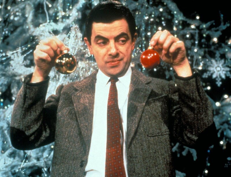 Mr. Bean (Rowan Atkinson) tätigt Weihnachtseinkäufe. Klare Sache, dass das nicht auf Anhieb klappt. – Bild: SUPER RTL