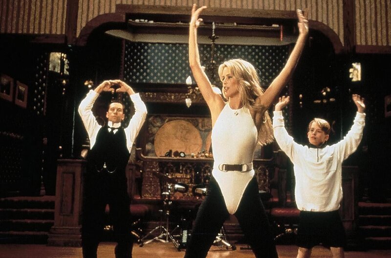 Tanzen mit Claudia Schiffer, M.: Richie Rich (Macaulay Culkin, r.) und sein tüchtiger Butler Cadbury (Johnathan Hyde, l.) … – Bild: Kabel Eins Tanzen mit Claudia Schiffer, M.: Richie Rich (Macaulay Culkin, r.) und sein tüchtiger Butler Cadbury (Johnathan Hyde, l.) … – Bild: Kabel Eins