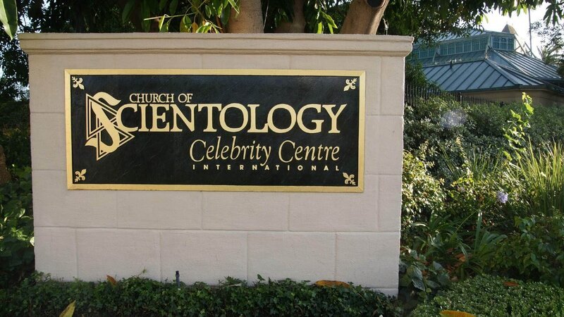 Die Stadt Clearwater in Florida gilt als Mekka von Scientology. Doch der „Weg zum Glücklichsein“, wie die Erleuchtungskarriere bei Scientology heißt, kann offenbar auch tödlich enden. Immer wieder machen mysteriöse Todesfälle im Umfeld des Sektenkonzerns Schlagzeilen. Polizei und Staatsanwaltschaft sind in dem Milieu überfordert, Ermittlungen verlaufen im Sand. Beweise verschwinden und ratlose, betroffene Familienmitglieder bleiben zurück. Die n-tv Dokumentation zeigt Schicksale und offenbart die Ansichten – Bild: RTL /​ DOKfilm