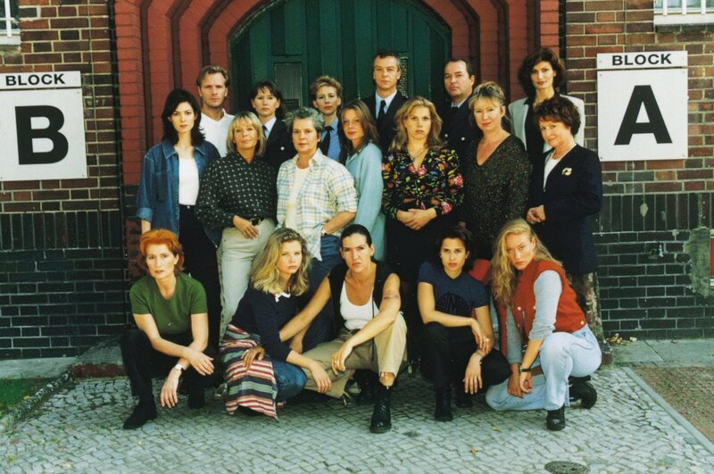 Vorne Ana Fonell, Anette Frier, Katy Karrenbauer, Tanya Neufeldt, Kristiane Kupfer. Mi. Cheryl Shepard, Christine Schuberth, Barbara Freier, Katja Strobel, Isabella Schmid, Christiane Reiff und Heidi Weigelt. Hinten Dirk Mierau, Claudia Loerding, Judith von Radetzky, Thomas Engel, Egon Hofmann und Franziska Matthus. – Bild: RTL