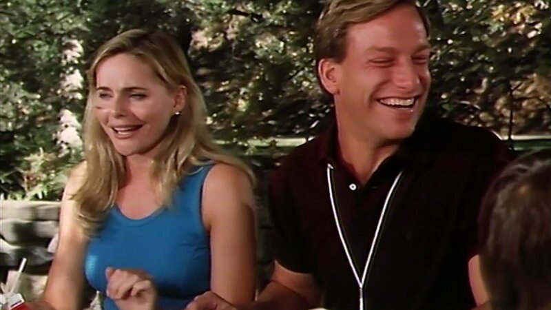 Ein neuer Anfang Caz (Joshua Bryant) und Mary (Priscilla Barnes) haben Spaß. – Bild: Bibel TV