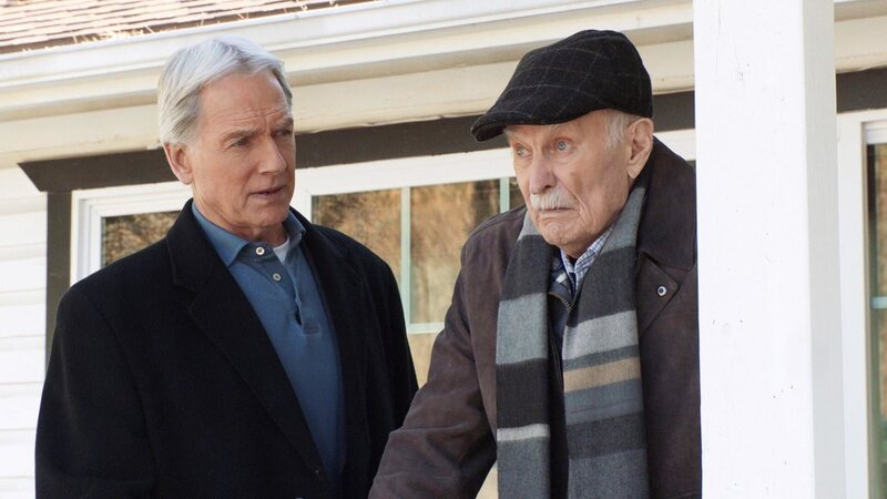 Leroy Jethro Gibbs (Mark Harmon, l.); John Sydney (Dabney Coleman, r.) – Bild: PLURIMEDIA (CBS Broadcasting Inc.)