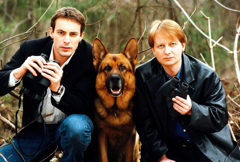(5. & 6. Staffel) – Kommissar Brandtner (Gedeon Burkhard, l.), Kriminalinspektor Christian Böck (Heinz Weixelbraun, r.) und Polizeihund Rex lieben Wurstsemmeln und Verbrecherjagden über alles … – Bild: Sat.1 /​ Ali Schafler