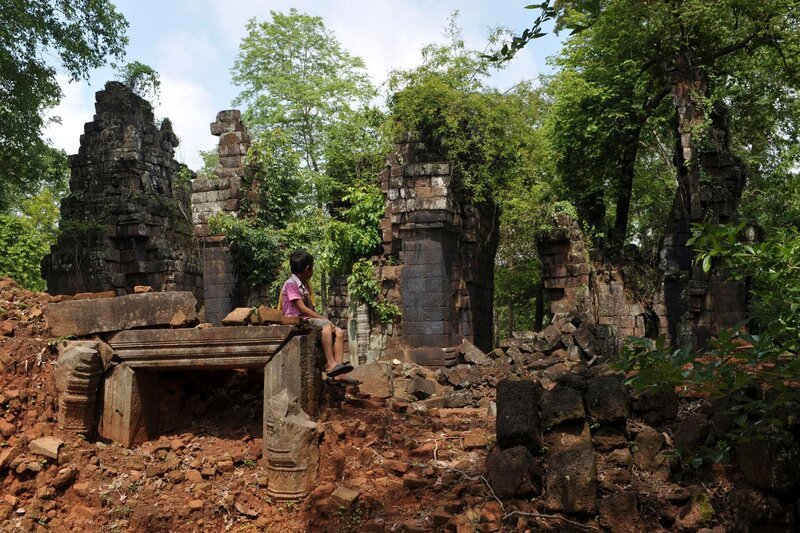 Ein kambodschanischer Junge blickt auf den Tempel Prasat Chen im Tempelgebiet Koh Ker in der Provinz Preah Vihear – Bild: TANG CHHIN SOTHY /​ AFP via Getty Images