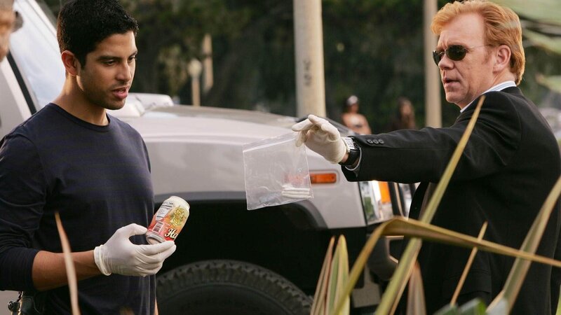 Eric (Adam Rodriguez, l.) und Horatio (David Caruso) stellen Beweismaterial sicher. – Bild: SUPER RTL