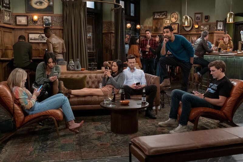 (v.l.n.r.) Sophie (Hilary Duff); Valentina (Francia Raisa); Ellen (Tien Tran); Charlie (Tom Ainsley); Sid (Suraj Sharma); Jesse (Chris Lowell) – Bild: 20th Television