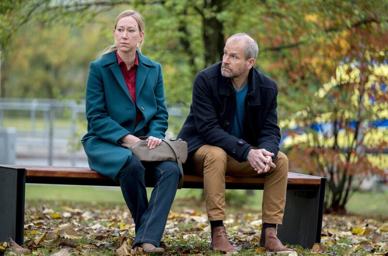 Saskia Weser (Berit Menze, l.) und Marcel Herling (Thomas Limpinsel, r.) müssen eine schwere Entscheidung treffen. – Bild: ARD/​Jens Ulrich Koch