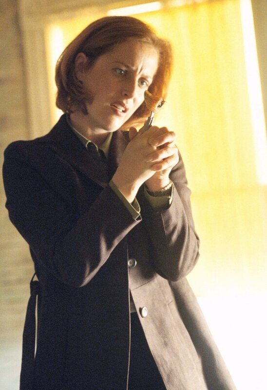 Scully (Gillian Anderson) soll in Utah einem Gerichtsmediziner bei der Obduktion eines Mordopfers helfen. – Bild: port.hu