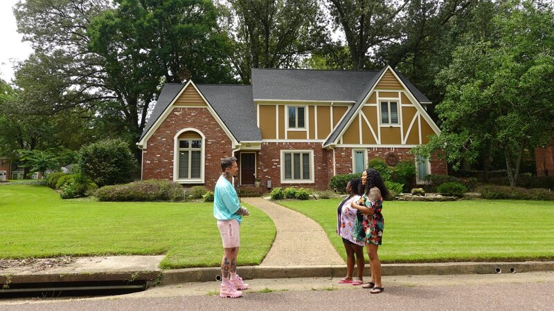 FROM LEFT TO RIGHT: HOST DAVID BROMSTAD MEETS WITH PARTICIPANTS PAMELA JACKSON AND LATOYA SHEPHERD OUTSIDE OF HOUSE 3, LANCELEAF LANE – Bild: HGTV US /​ Warner Bros. Discovery, Inc.