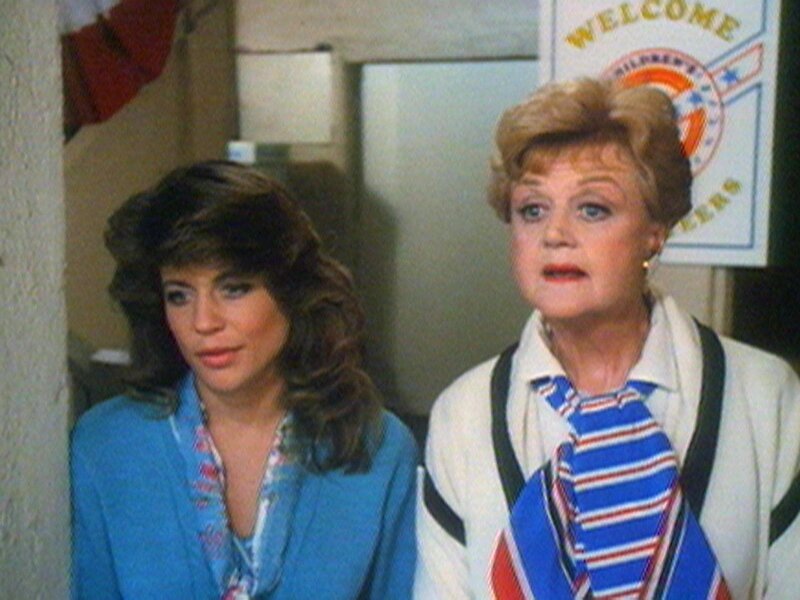 Jessica (Angela Lansbury) besucht ihre alte Bekannte Carol (Linda Hamilton). – Bild: Warner TV Serie