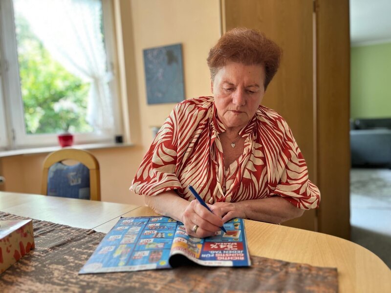 Hilde Fromm kauft nur Sonderangebote. Die regulären Preise im Supermarkt kann sich die Rentnerin meistens nicht leisten. – Bild: Marie Koytek /​ real&fiction /​ ZDF