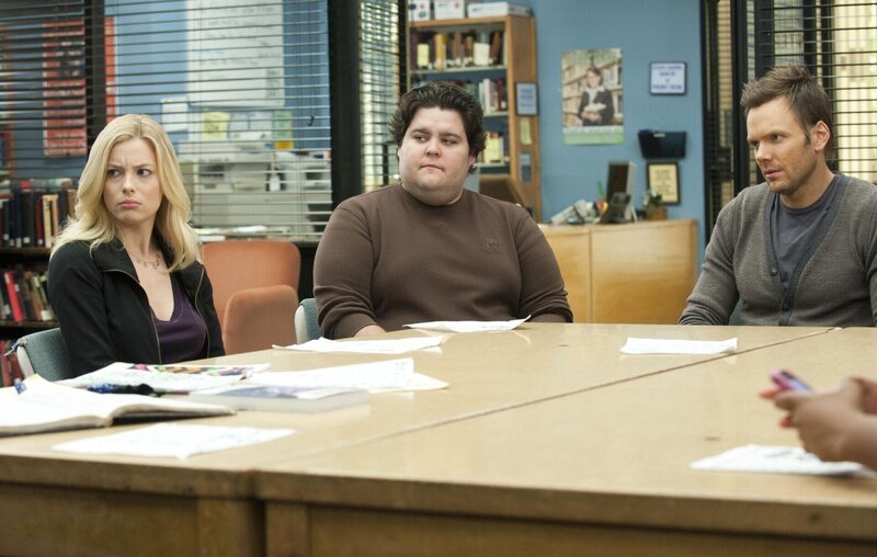 Aufgrund seiner Statur wird Neil (Charley Koontz, M.) von seinen Kommilitonen bald nur noch „Fat Neil“ genannt. Jeff (Joel McHale, r.) und Britta (Gillian Jacobs, l.) haben Mitleid mit ihm und beschließen, sich um ihn zu kümmern … – Bild: Sony Pictures Television Inc. All Rights Reserved. Lizenzbild frei