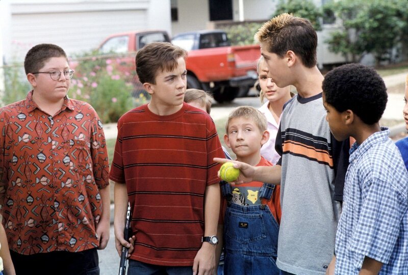 Reese (Justin Berfield, 2.v.r.) erklärt Dewey (Erik Per Sullivan, mi.), Malcolm (Frankie Muniz, 2.v.l.) und den anderen das Spiel, das er sich ausgedacht hat. – Bild: ViacomCBS
