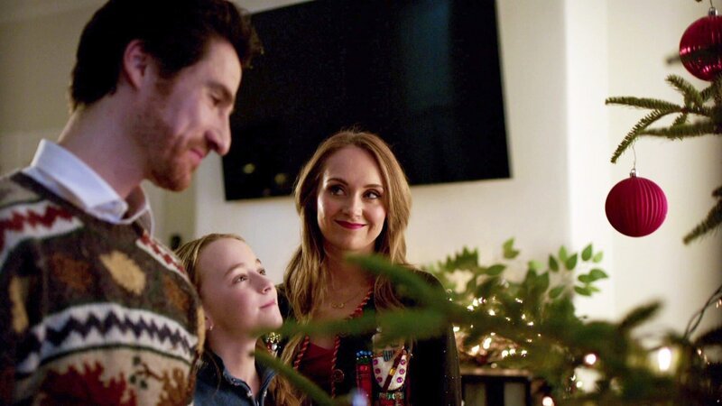 Trevor (Ben Mehl), Annie (Ava Weiss) und Peyton (Amber Marshall) verringen Weihnachten zusammen – Bild: RTLZWEI