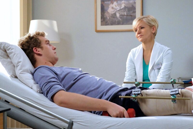 Moritz Weber (Johannes Hallervorden) wartet nach seinem schweren Autounfall auf seine nächste und letzte OP. Er würde für die Reha danach lieber in Leipzig bei seinem Vater und dessen Lebensgefährtin Dr. Kathrin Globisch (Andrea Kathrin Loewig) bleiben, aber kann das seiner Mutter Maria nicht antun, die in München lebt und arbeitet. Kathrin rät ihm, das zu tun, was für ihn das Beste wäre, versteht aber auch seine Entscheidung für München. Sie bittet Moritz, noch einmal mit seiner Mutter reden zu dürfen. – Bild: BR/​MDR/​Sebastian Kiss /​ Sebastian Kiss