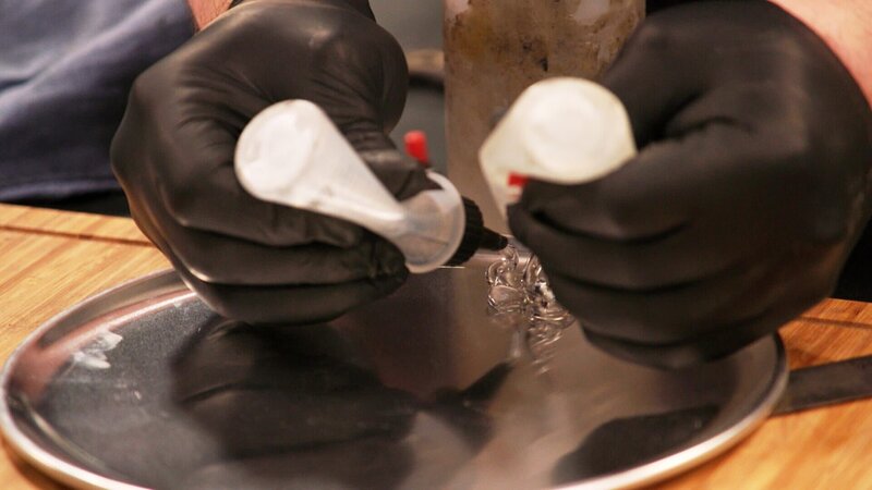 Zwei Hände und zwei Flaschen Klebstoff – Bild: THE HISTORY CHANNEL /​ A+E Networks