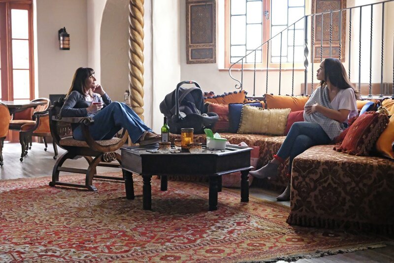 L-R: Gail Klosterman (Mary Steenburgen) und Erica Dundee (Cleopatra Coleman) – Bild: Fox