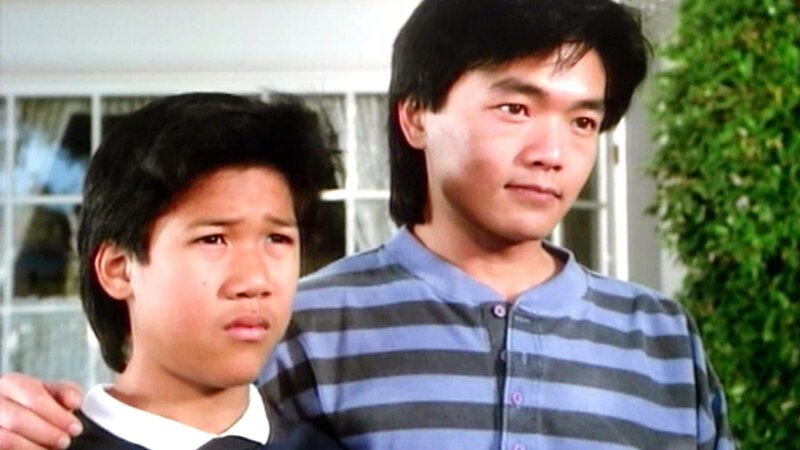 Das Versprechen  Dinh (Jusak Bernhard) und Dante (Champ Hopkins) sehen ihre leiblichen Eltern nach vielen Jahren zum ersten Mal wieder.; Das Versprechen  Dinh (Jusak Bernhard) und Dante (Champ Hopkins) sehen ihre leiblichen Eltern nach vielen Jahren zum ersten Mal wieder. – Bild: Bibel TV