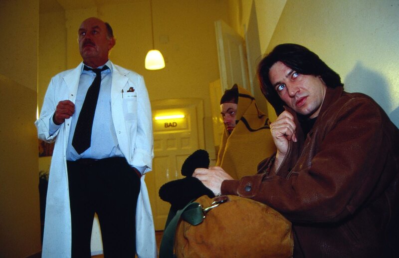 Auf mysteriöse Weise kommen in einer psychiatrischen Klinik mehrere Patienten zu Tode. Kommissar Moser lässt sich als angeblicher Alkoholiker in die Klinik einweisen, um die wahre Todesursache herauszufinden. – Bild: SAT.1 /​ Ali Schafler