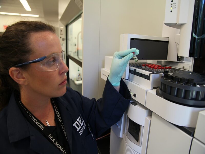 Washington, DC USA: Testing PCP purity at the DEA Quanitco forensic lab. – Bild: The National Geographic Channel