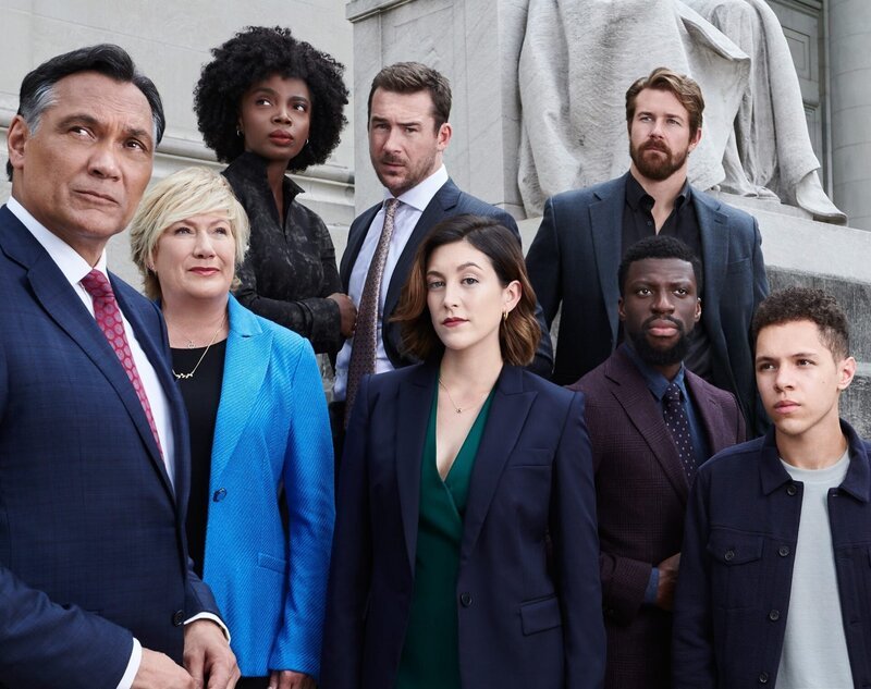 (v.li.): Jimmy Smits (Elijah Strait), Jayne Atkinson (Della Bedford), MaameYaa Boafo (Briana Johnson), Barry Sloane (Jake Reilly), Caitlin McGee (Sydney Strait), Josh Kelly (Robbie Ellis), Michael Luwoye (Anthony Little), Stony Blyden (Emerson Howe). – Bild: ORF/​Universal/​NBC/​Paul Gilmore