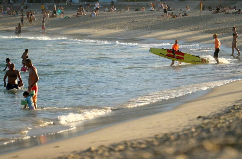 Dank riesiger Hai-Barrieren vor der Küste können die Badegäste ihre Zeit am australischen Coogee-Beach sorgenfrei genießen. – Bild: Elephant Doc