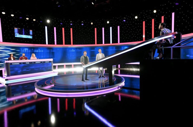 Moderator Alexander Bommes (M.r.) mit den Kandidat:innen: Julius März (M.l.), Ramona Rothe (l.), Paul Westphal (2.v.l.) und Andrea Ackermann (3.v.l.), sowie dem Jäger Sebastian Klussmann (r.). – Bild: ARD/​Uwe Ernst