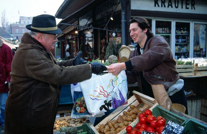 Am Naschmarkt ist seit einiger Zeit der Teufel los. Kommissar Moser (Tobias Moretti) tarnt sich als Gemüseverkäufer, um undercover zu ermitteln. Inkognito trifft er auf Max Koch (Fritz Muliar), der bei ihm am Stand einkaufen will. – Bild: SAT.1 /​ Ali Schafler