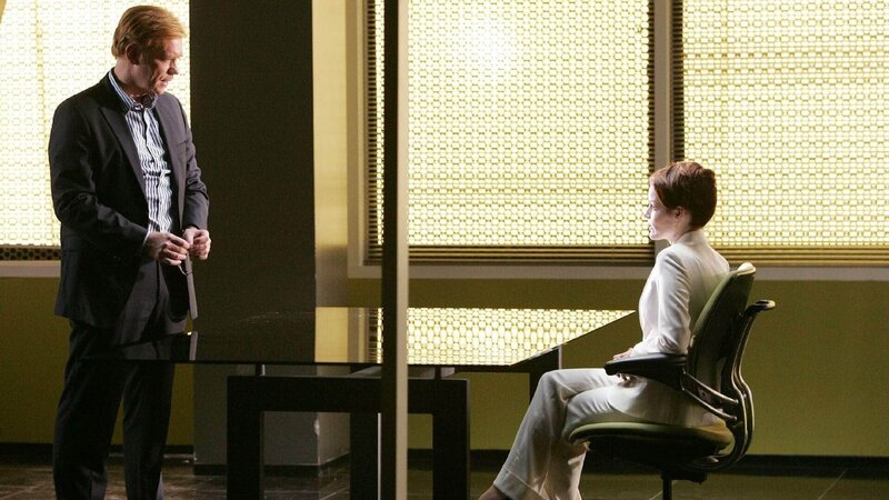 Die Leiterin der PR-Abteilung eines Pharmazie-Unternehmens wurde getötet. Die Ermittlungen führt Horatio (David Caruso) zu der Geschäftsführerin des Unternehmens, Alyssa Prince (Laura Leighton), die brisanterweise über gute Kontakte zur Mala Noche verfügt. – Bild: SUPER RTL
