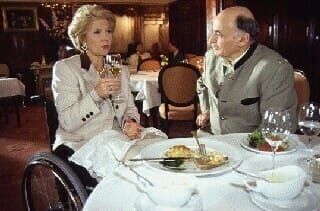 Im regelmäßigen Kontakt: die Witwe Hermine Werner (Christiane Hörbiger, l.) und der Geschäftsmann Bruno Landovsky (Heinrich Schweiger, r.) … – Bild: SAT.1 /​ Ali Schafler