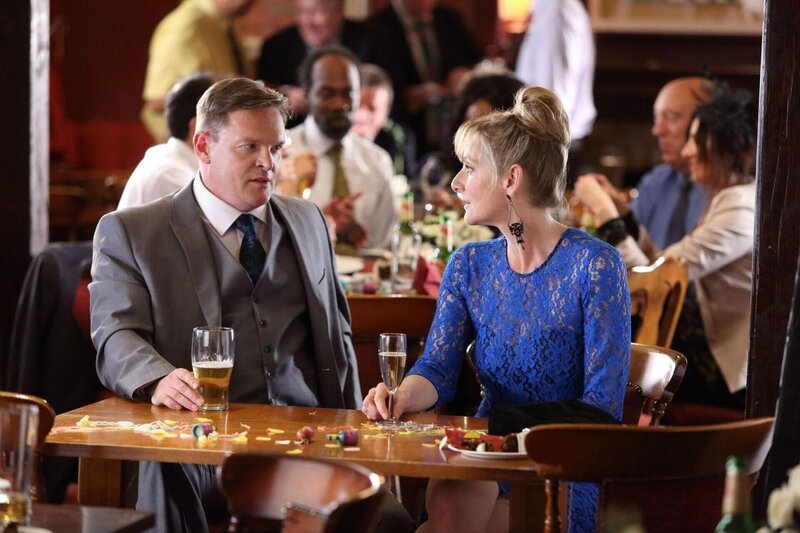 Adrian Scott (Tony Pitts, Mitte l.); DC Janet Scott (Lesley Sharp, Mitte r.) – Bild: Scott and Bailey Series 3 Limited /​ Matt Squire