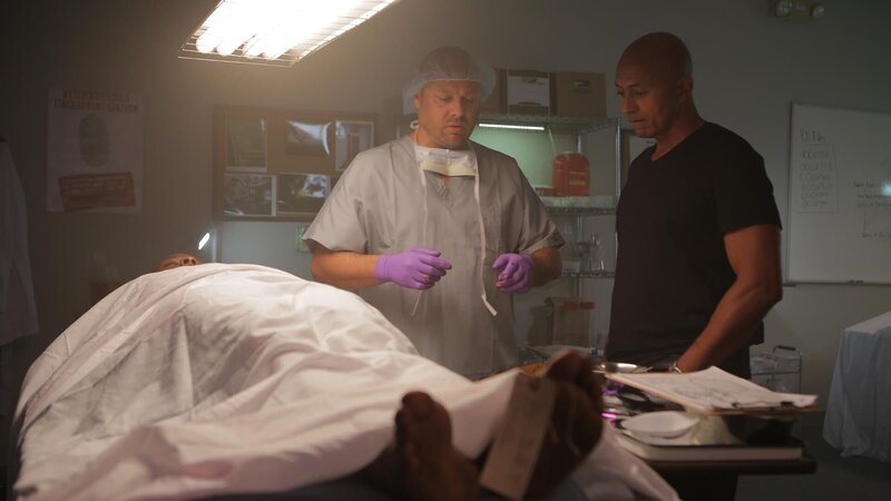 A detective talks with a mortician. – Bild: Discovery Communications