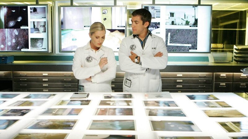 Calleigh (Emily Procter) und Ryan (Jonathan Togo) untersuchen erneut das Beweismaterial im Fall der angeblichen Vergewaltigung von Valerie Naff. Wurde damals etwas übersehen? – Bild: SUPER RTL