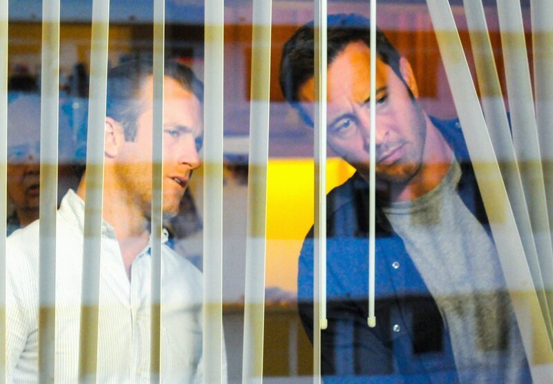 Ein Raubüberfall in einem Juwelierladen hinterlässt blutige Spuren. Danny (Scott Caan, l.) und Steve (Alex O’Loughlin, r.) ermitteln, um den Täter zu fassen … – Bild: 2015 CBS Broadcasting Inc. All Rights Reserved. /​ Norman Shapiro Lizenzbild frei