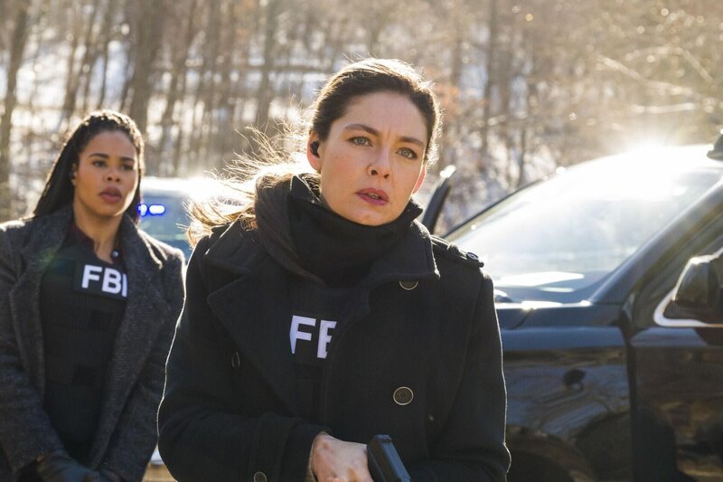 Sheryll Barnes (Roxy Sternberg, l.); Kristin Gaines (Alexa Davalos, r.) – Bild: ProSiebenSat.1 Media SE