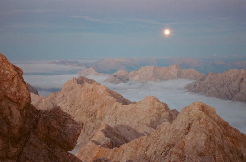WDR Fernsehen ABENTEUER ERDE: DIE ZUGSPITZE, „Eine Reise auf den höchsten Berg Deutschlands“, am Dienstag (06.03.18) um 20:15 Uhr. Bergpanorama nach dem Sonnenuntergang mit hellem Mond. © WDR/Jürgen Eichinger, honorarfrei – Verwendung gemäß der AGB im engen inhaltlichen, redaktionellen Zusammenhang mit genannter WDR-Sendung bei Nennung „Bild: WDR/Jürgen Eichinger“ (S2+). WDR Presse und Information/Redaktion Bild, Köln, Tel: 0221/220 -7132 oder -7133, Fax: -777132, bildredaktion@wdr.de – Bild: NDR/WDR/Jürgen Eichinger WDR Fernsehen ABENTEUER ERDE: DIE ZUGSPITZE, „Eine Reise auf den höchsten Berg Deutschlands“, am Dienstag (06.03.18) um 20:15 Uhr. Bergpanorama nach dem Sonnenuntergang mit hellem Mond. © WDR/Jürgen Eichinger, honorarfrei – Verwendung gemäß der AGB im engen inhaltlichen, redaktionellen Zusammenhang mit genannter WDR-Sendung bei Nennung „Bild: WDR/Jürgen Eichinger“ (S2+). WDR Presse und Information/Redaktion Bild, Köln, Tel: 0221/220 -7132 oder -7133, Fax: -777132, bildredaktion@wdr.de – Bild: NDR/WDR/Jürgen Eichinger