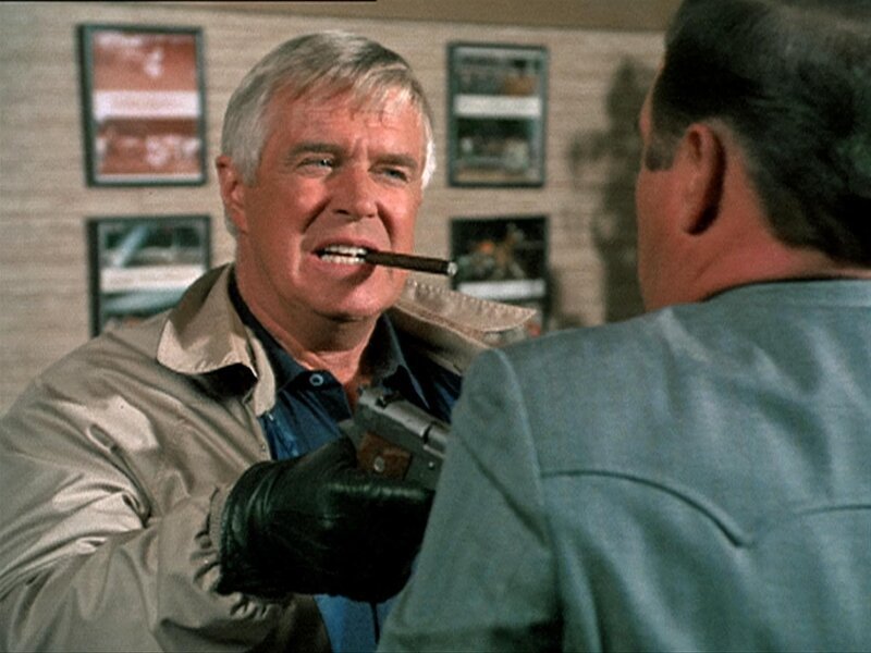 Hannibal (George Peppard, li.) drückt Kincaid (Barry Corbin, re.) die Pistole auf die Brust … – Bild: RTL II