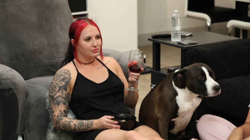 Kae drinks wine with Sophie and her mom. – Bild: Warner Bros. Discovery, Inc. or its subsidiaries and affiliates