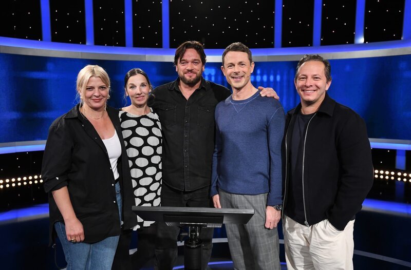Moderator Alexander Bommes (2.v.r.) begrüßt die Schauspieler und Schauspielerinnen aus „Babylon-Berlin“: Trystan Pütter (r.), Jördis Triebel (l.), Ronald Zehrfeld (M.) und Meret Becker (2.v.l.), als Kandidat:innen bei „Gefragt – Gejagt“. – Bild: ARD/​Uwe Ernst