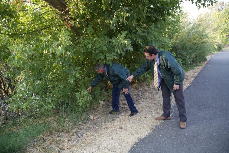 Detectives Reichert und Haney suchen am Flussufer nach Leichen. – Bild: Hoff Productions Detectives Reichert und Haney suchen am Flussufer nach Leichen. – Bild: Hoff Productions