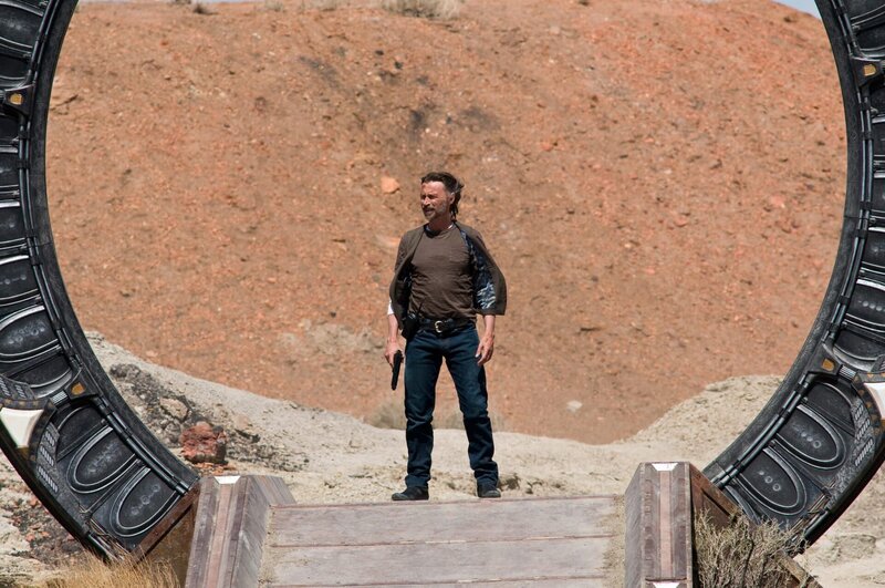 Rushs (Robert Carlyle) Freundin wird vom Luzianer Simeon (Robert Knepper) umgebracht. Foto: © Carole Segal/​Syfy © Tele München Fernseh GmbH. © 2009 MGM GLOBAL HOLDINGS INC. ALL RIGHTS RESERVED. – Bild: SYFY