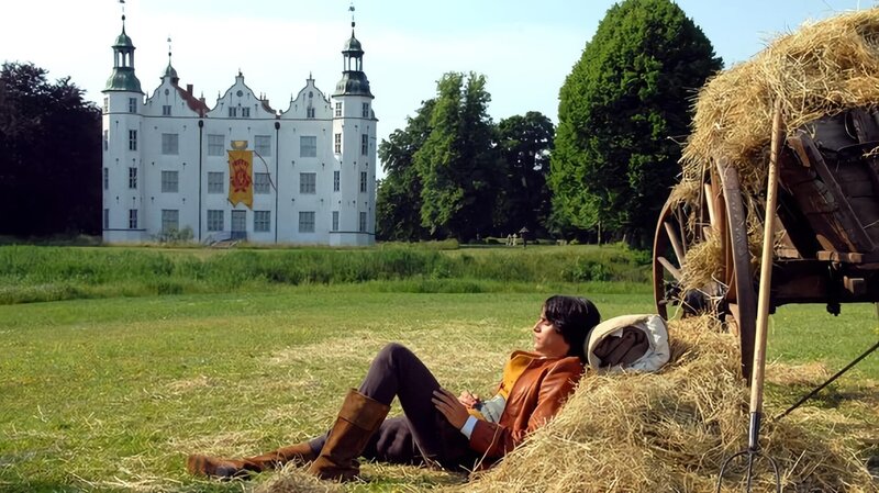 SENDER: NDR Fernsehen – SENDETITEL: Das tapfere Schneiderlein – UNTERTITEL: – CAPTION:  NDR Fernsehen DAS TAPFERE SCHNEIDERLEIN, am Montag (26.12.11) um 11:35 Uhr..David (Kostja Ullmann) vor dem Schloß..© NDR/​Susanne Dittmann, honorarfrei – Verwendung gemäß der AGB im engen inhaltlichen, redaktionellen Zusammenhang mit genannter NDR-Sendung bei Nennung „Bild: NDR/​Susanne Dittmann“ (S2). NDR Presse und Information/​Fotoredaktion, Tel: 040/​4156⁠–⁠2306 oder -2305, pressefoto@ndr.de – Bild: NDR/​Susanne Dittmann