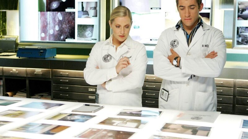 Calleigh (Emily Procter) und Ryan (Jonathan Togo) untersuchen erneut das Beweismaterial im Fall der angeblichen Vergewaltigung von Valerie Naff. Wurde damals etwas übersehen? – Bild: RTL /​ CBS