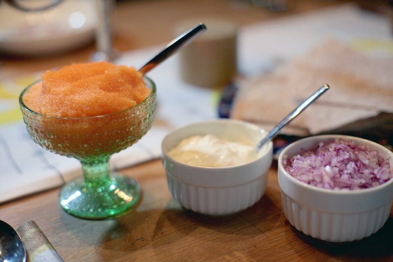 Kalix-Kaviar, Crème fraîche und rote Zwiebeln – Bild: Thomas Funk