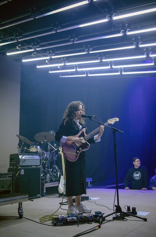 Nilüfer Yanya singt und spielt Gitarre auf der Bühne. – Bild: Mathieu Zazzo /​ © Mathieu Zazzo